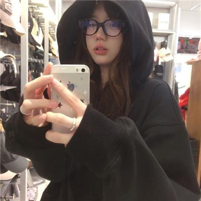 黑夜中的玻璃人偶